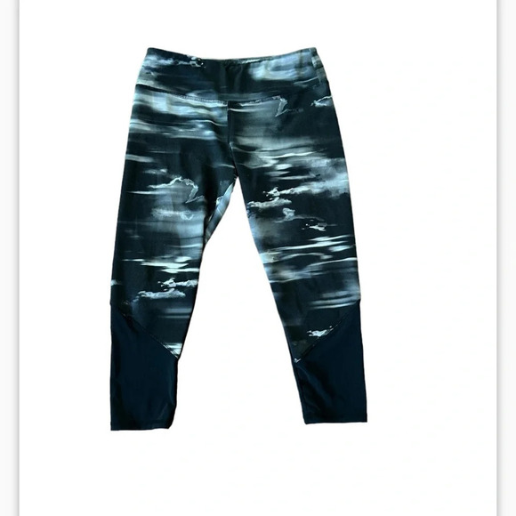 Pants - Lululemon black abstract cropped legging size 6 mesh bottom